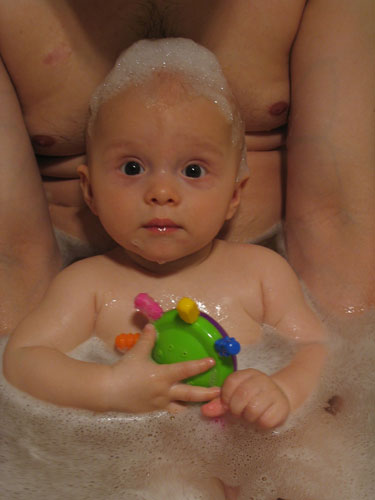 Bathtime fun (22 weeks)